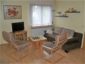 Apartment | Wohnbereich | 42-Zoll-Flachbildfernseher mit Kabelempfang, Fernseher