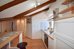 Fridge, oven, stovetop, cookware/dishes/utensils