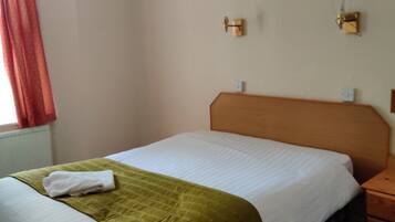 Tremannsrom – standard, flere senger | Skrivebord, strykejern/-brett, barnesenger (inkludert) og sengetøy