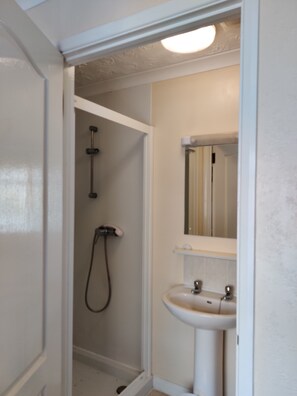 Chambre Simple Standard, 1 lit une place | Salle de bain | Articles de toilette gratuits, sèche-cheveux, serviettes fournies, savon