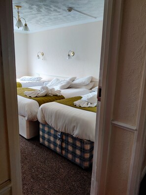 Standard-Vierbettzimmer, Mehrere Betten | Schreibtisch, Bügeleisen/Bügelbrett, kostenlose Babybetten, Bettwäsche