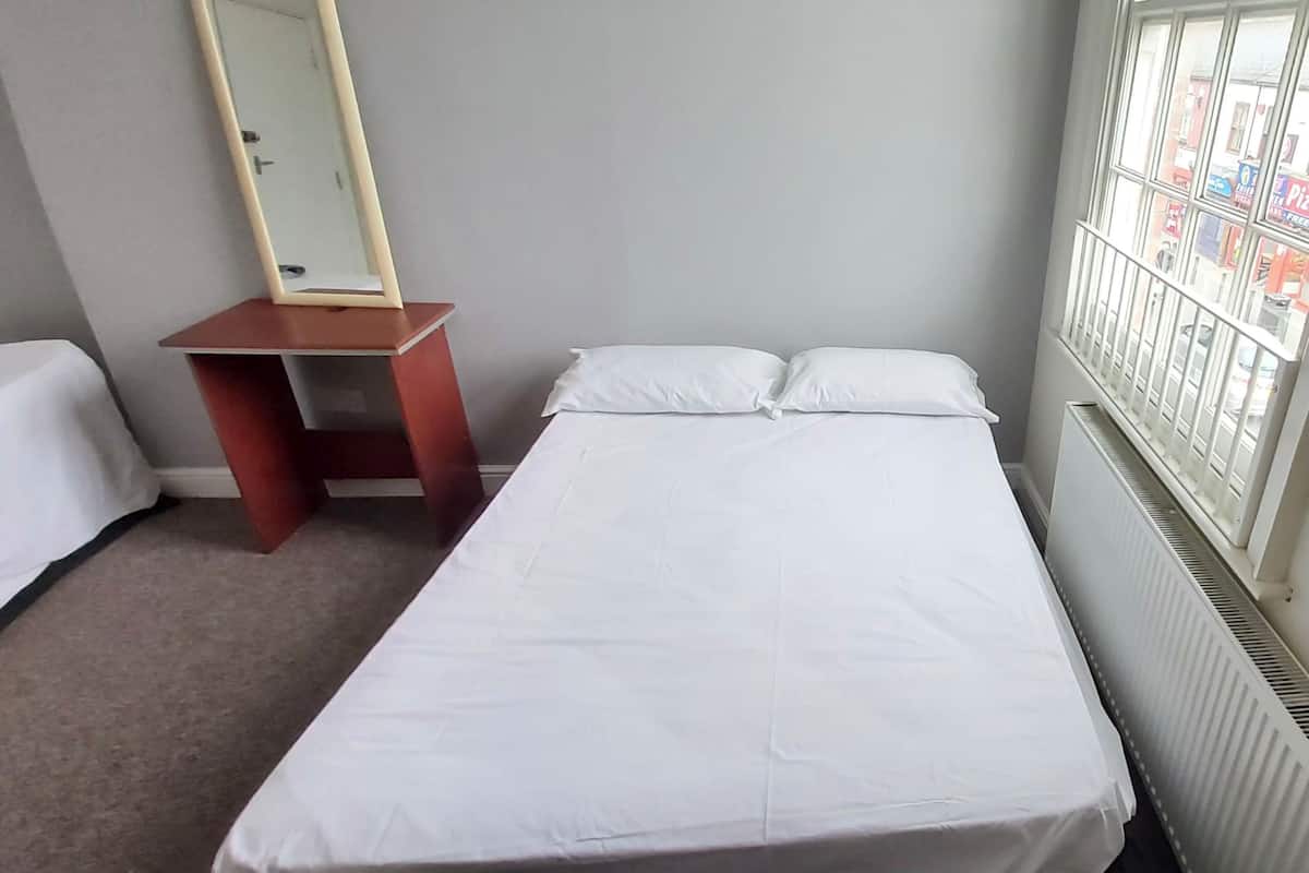 Habitación triple estándar, baño compartido | Escritorio y tabla de planchar con plancha