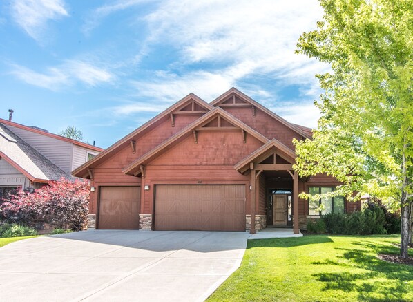 Exterior - Gorgeous 3-story home, private hot tub (Eden)