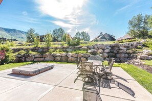 Outdoor dining - Gorgeous 3-story home, private hot tub (Eden)