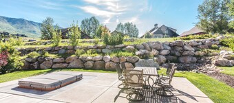 Gorgeous 3-story home, private hot tub