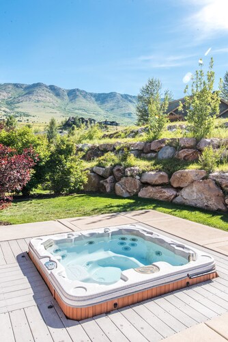 Gorgeous 3-story home, private hot tub