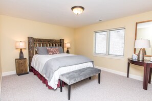 6 bedrooms, in-room safe, iron/ironing board, free WiFi - Gorgeous 3-story home, private hot tub (Eden)