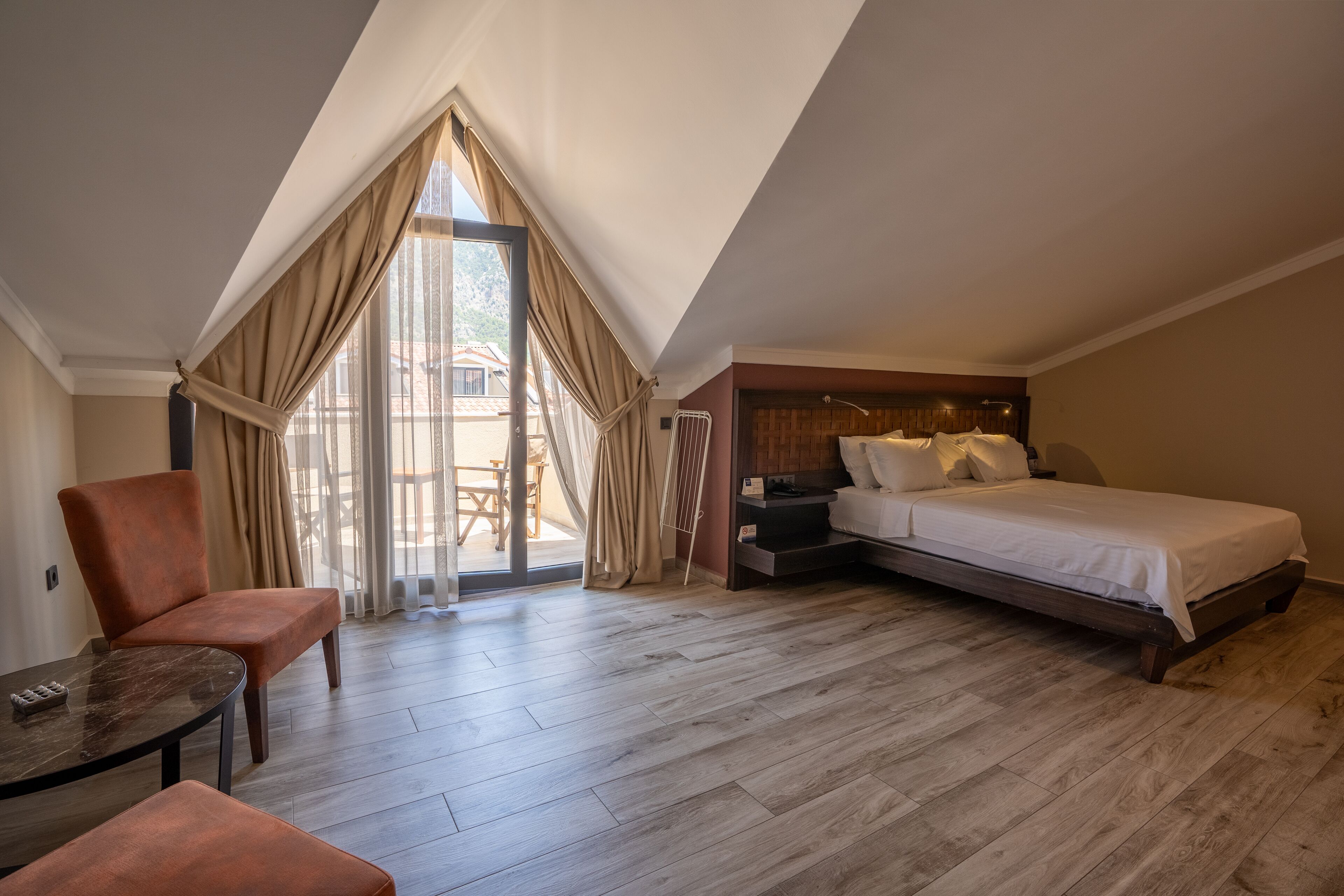 deluxe room | living area | lcd tv