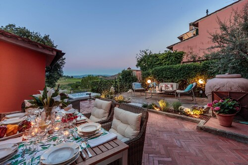 VILLA CHIANTI, your Secret 4 Bedrooms Retreat with View over the Vineyards in Marcialla