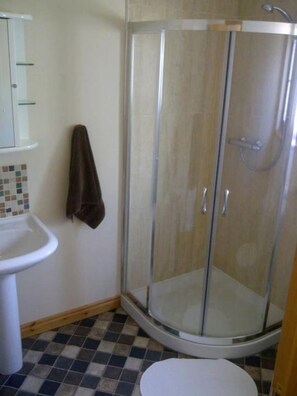 ChaumiÚre | Salle de bain | Douche, séchoir à cheveux, serviettes fournies