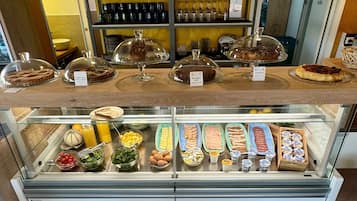 Tägliches inbegriffenes kontinentales Frühstück