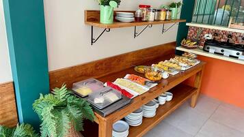 Café da manhã com buffet grátis todos os dias