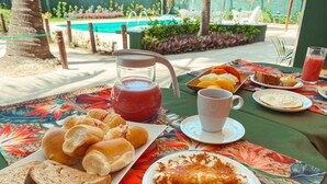 بوفيه فطور مجانًا يوميًا