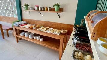 Café da manhã com buffet grátis todos os dias