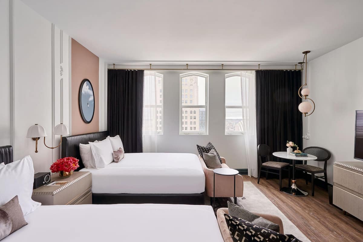 Phòng, 2 giường cỡ queen | Minibar, két bảo mật tại phòng, bàn 