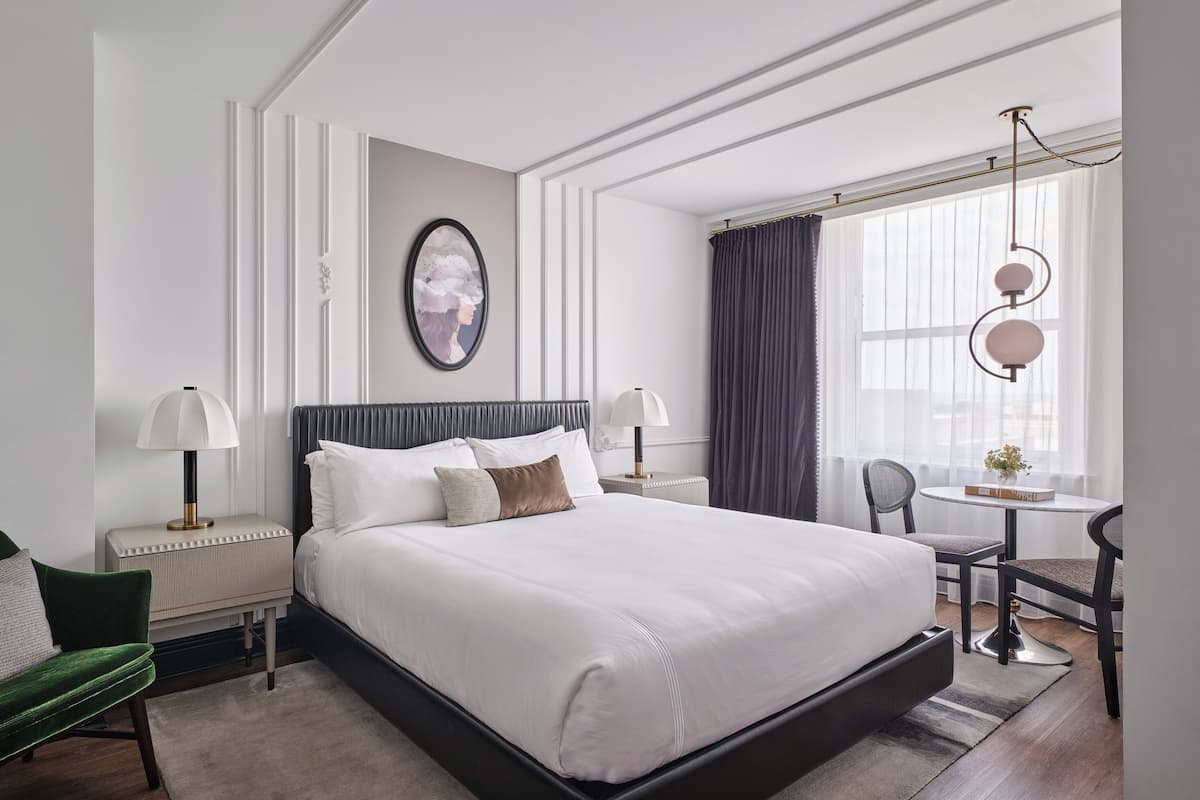 Room, 1 King Bed | Minibar, in-room safe, desk, laptop workspace