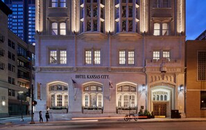Un edificio histórico con el letrero 'HOTEL KANSAS CITY' bien visible.
