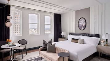 Minibar, coffres-forts dans les chambres, bureau