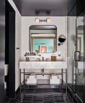 Regendusche, Designer-Toilettenartikel, Haartrockner, Bademäntel