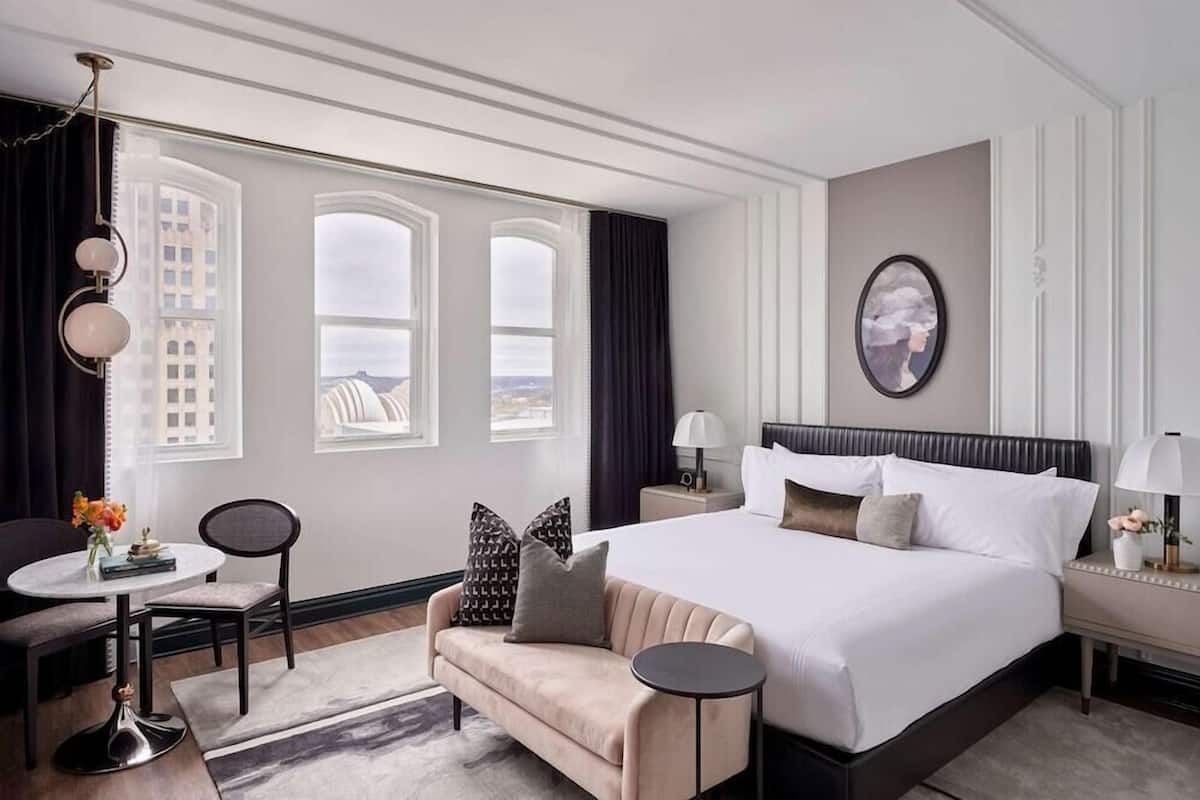 Minibar, két bảo mật tại phòng, bàn 