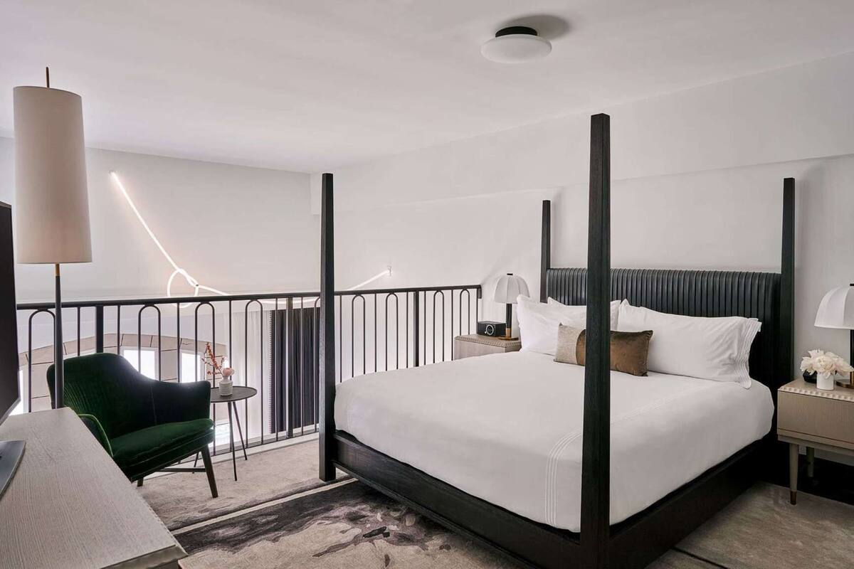 Minibar, két bảo mật tại phòng, bàn 