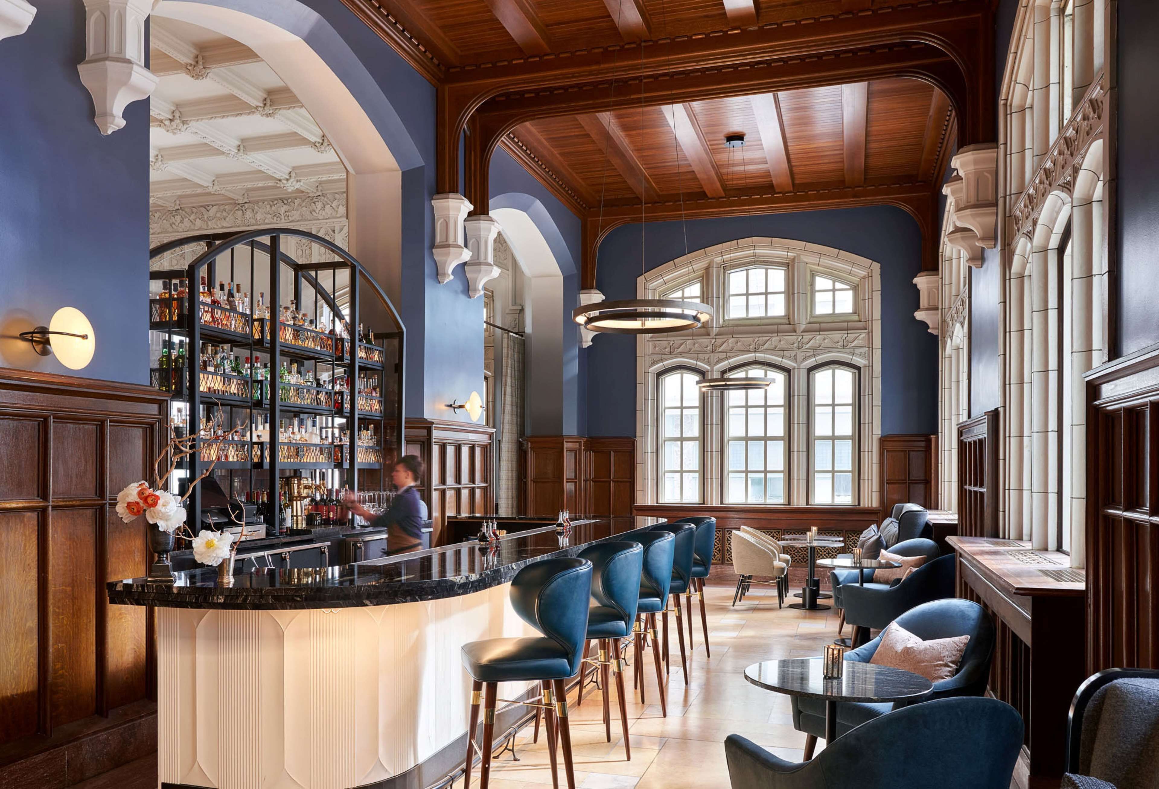 Bar (trong khuôn viên)