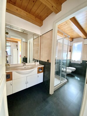 Badewanne, Haartrockner, Handtücher, Seife