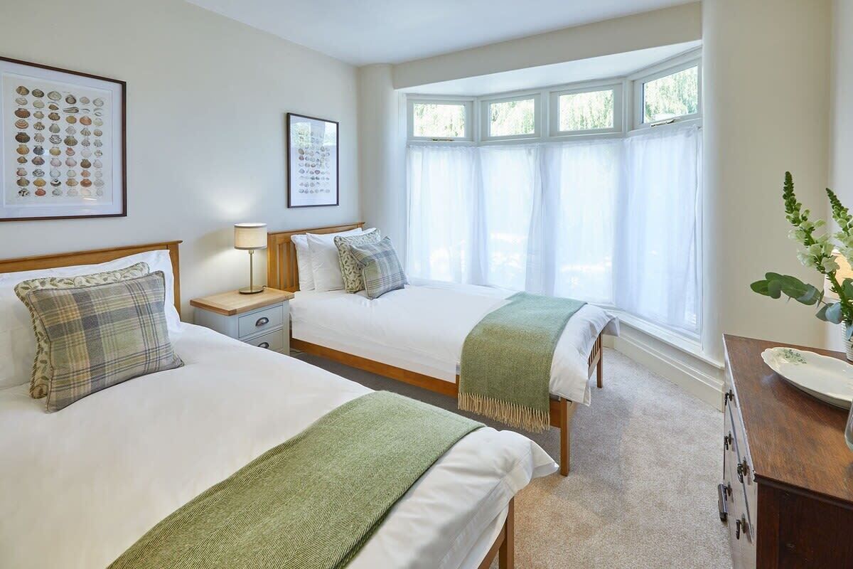 3 bedrooms, iron/ironing board, WiFi (free), bed sheets