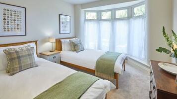 3 bedrooms, iron/ironing board, WiFi (free), bed sheets