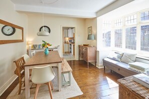 Televisión, chimenea y oficina 