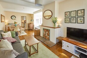TV, fireplace, offices - Host & Stay | Princes Road (Saltburn-by-the-Sea)