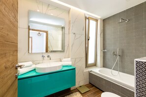 Bathtub, hair dryer, towels, soap - Oraia Eleni Villa, with Pool, BBQ, Playground & SeaViews (Bali)