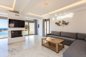 Smart TV, caminetto, videogiochi, libri