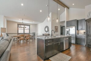 Jääkaappi, mikroaaltouuni, uuni, liesi