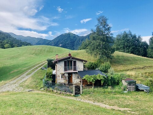 Retreat in nature:relax, walks, MT trails from the house, fireplace, WIFI