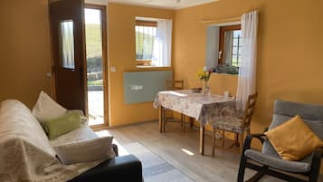 Smart-TV, Kamin, BĂŒcher, Stereoanlage