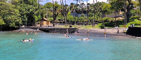 Beach nearby, sun loungers, beach towels