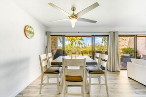 Dining - Newly Renovated Condo with SUP Paddle Boards and Golf Clubs Included (Kailua-Kona)