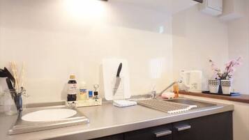 Superior Quadruple Room | Shared kitchen facilities | Fridge, microwave, stovetop, cookware/dishes/utensils