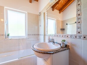 Bañera, secador de pelo y toallas