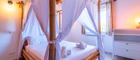 4 makuuhuonetta, vauvan matkasänky, Wi-Fi, vuodevaatteet