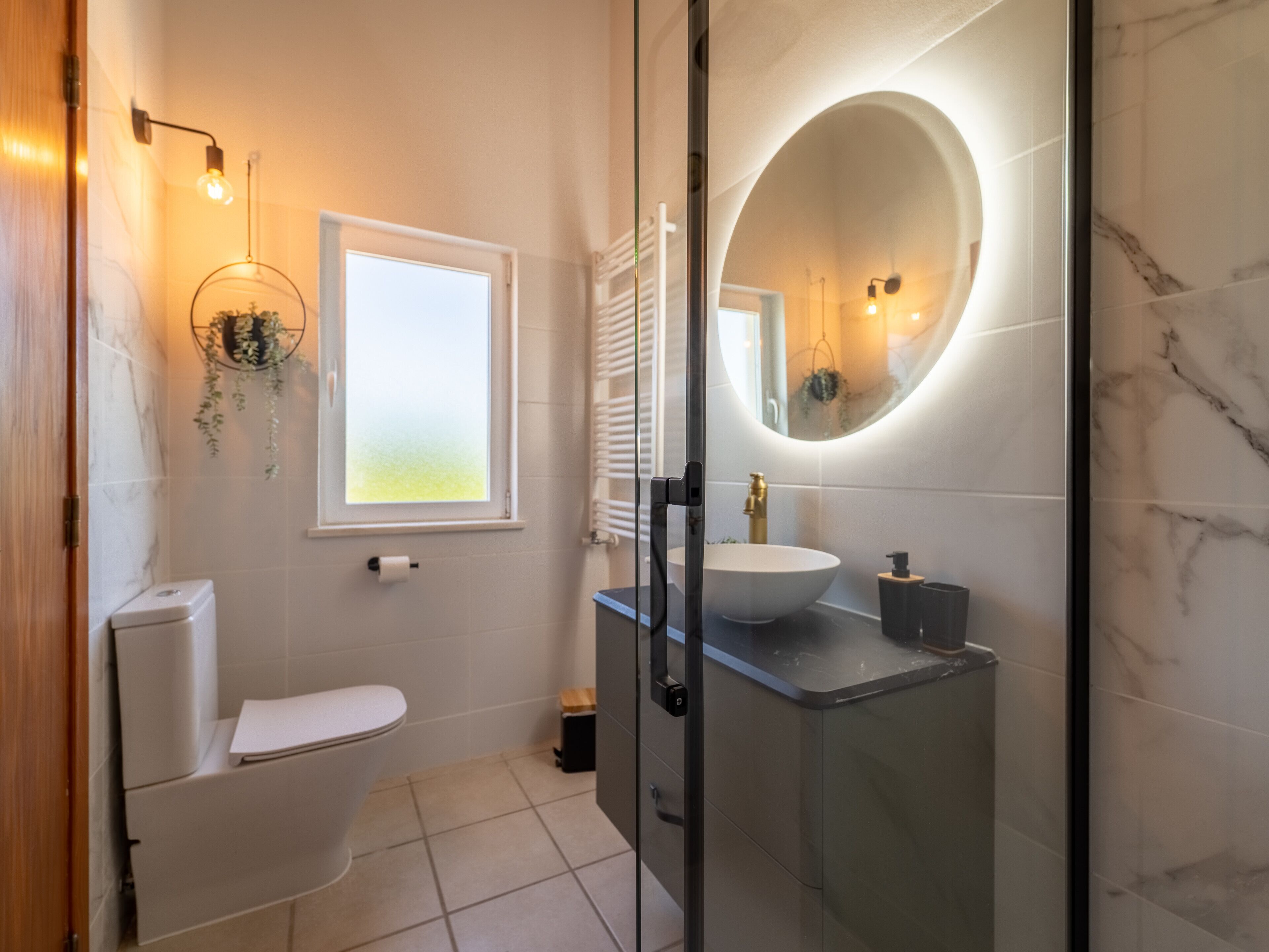 Badewanne, Haartrockner, Handtücher