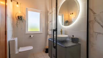 Badewanne, Haartrockner, Handtücher