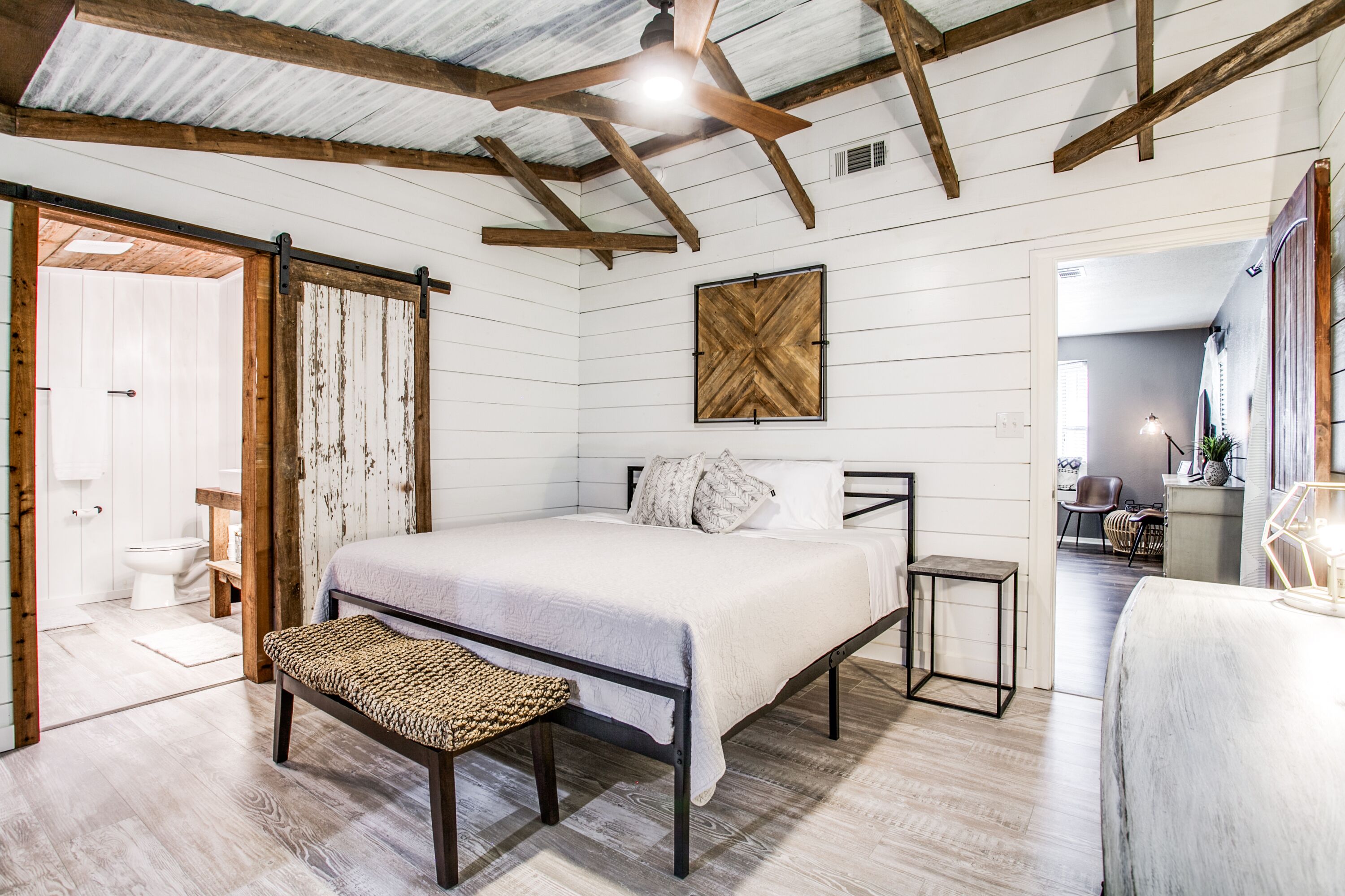 4 habitaciones, tabla de planchar con plancha, cuna de viaje y wifi 