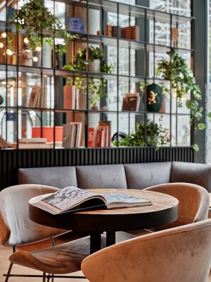 Reception - Holiday Inn Express Warsaw - The HUB by IHG (Warsaw)