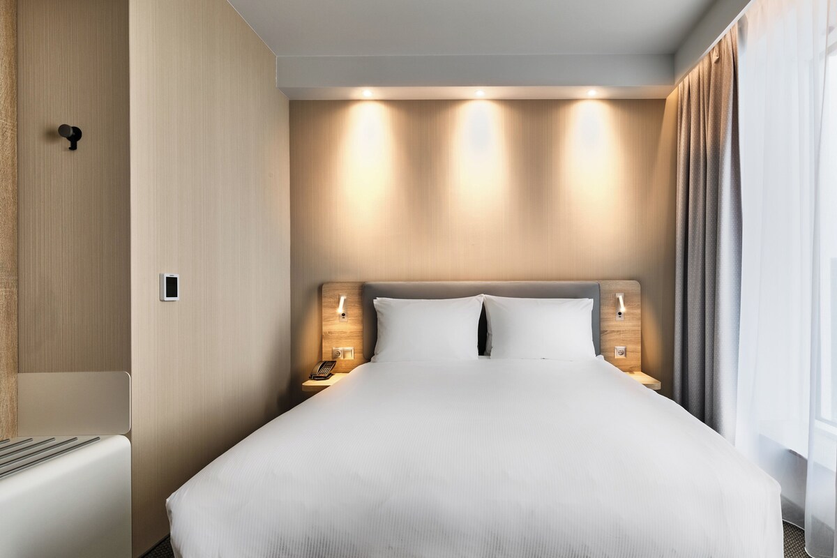 Hypo-allergenic bedding available, desk, laptop workspace