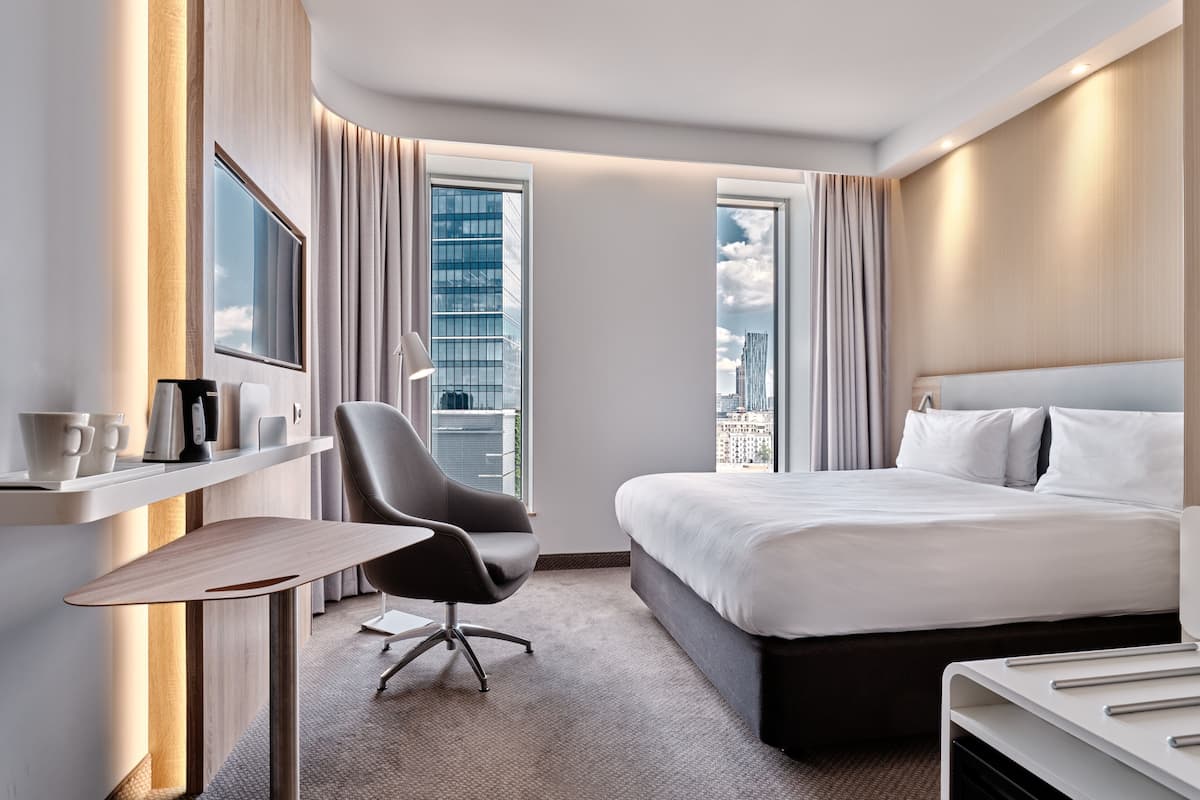 1 bedroom, hypo-allergenic bedding, desk, laptop workspace