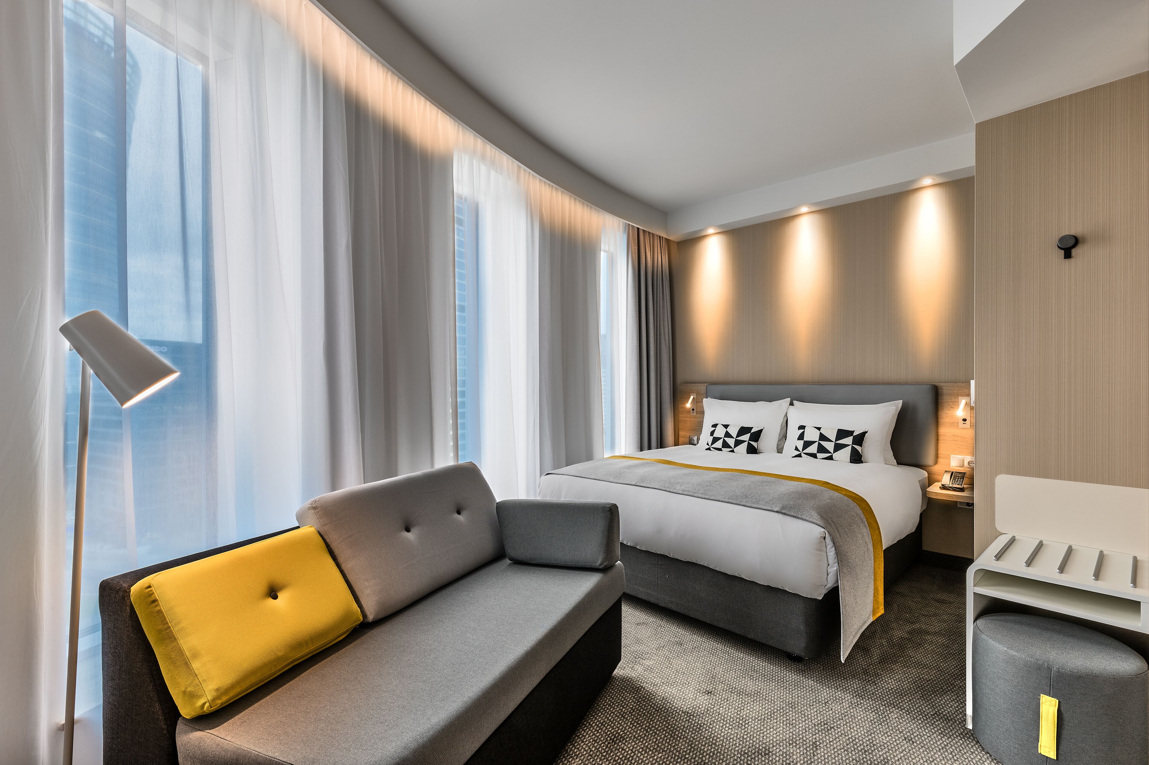 ملاءات للفراش لا تسبب الحساسية ومكتب ومساحة عمل للكمبيوتر المحمول