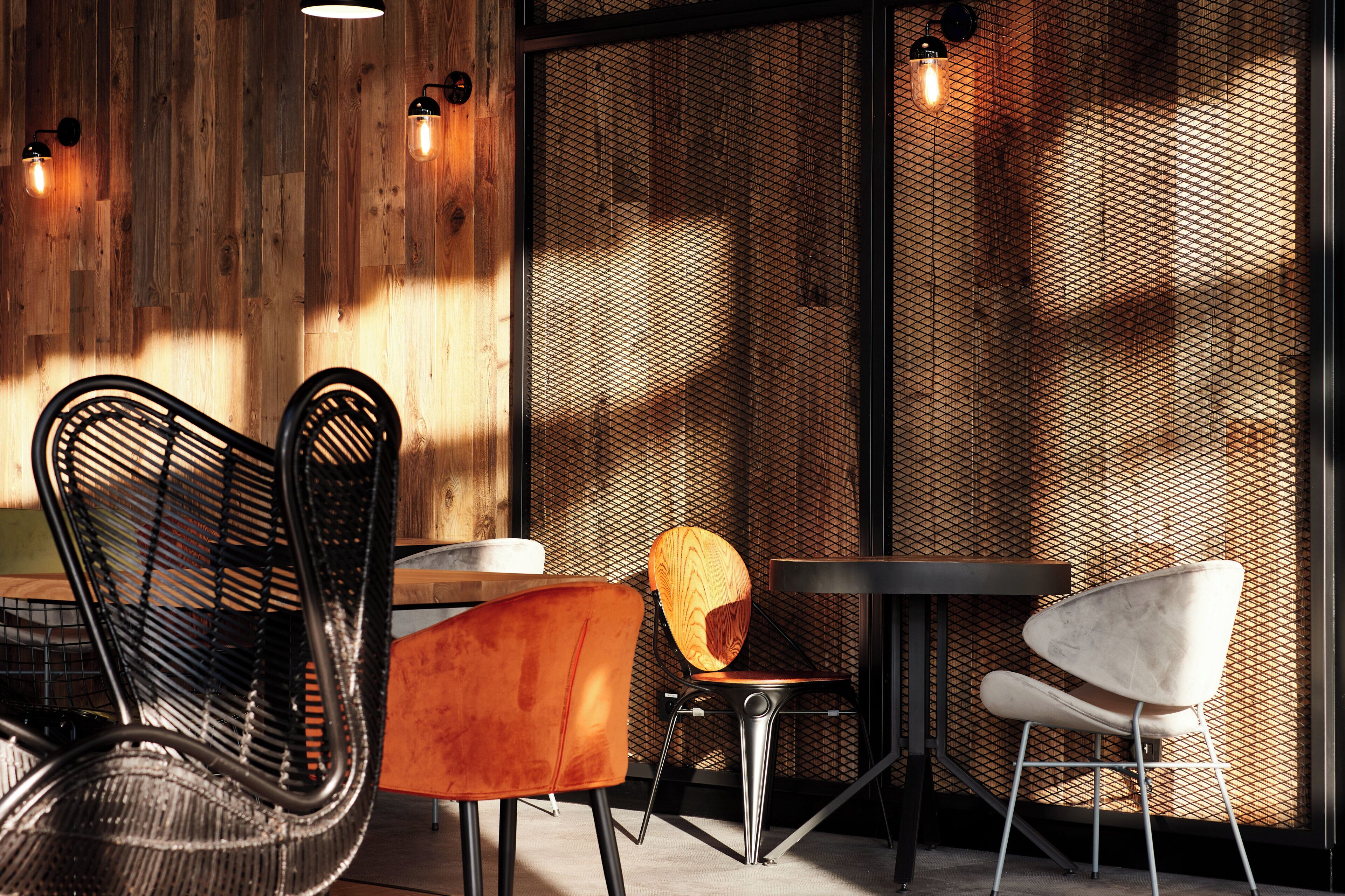 Een modern interieur met een houten wand, een ronde tafel en twee stoelen.