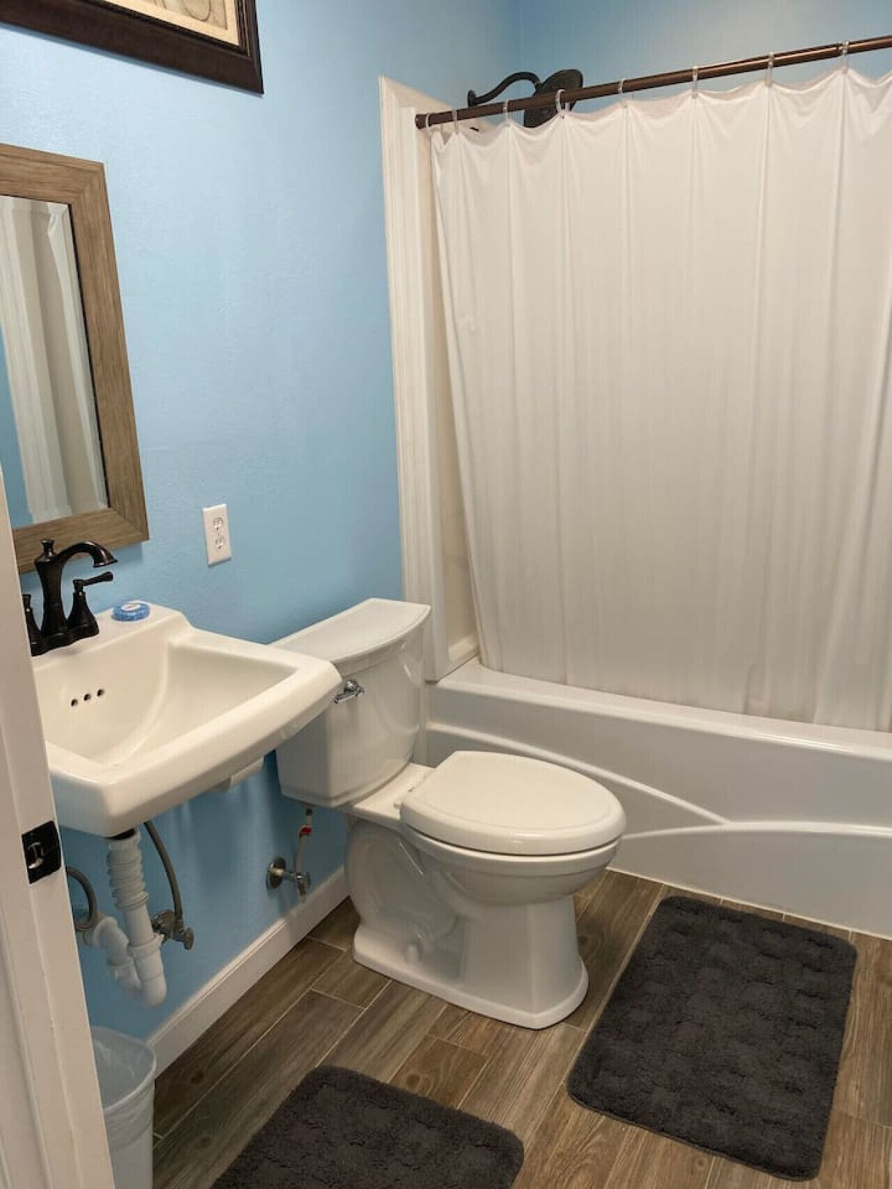 Combined shower/tub, towels